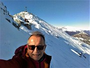 54 Ultimo strappetto con vento gelido per la croce di vetta del Resegone 